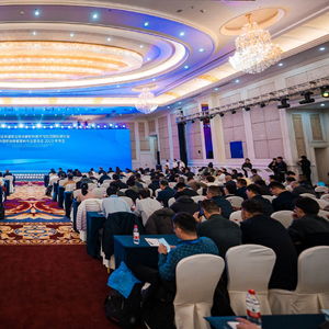 第十屆生物基與生物分解材料技術(shù)和應(yīng)用國(guó)際會(huì)議在蕪召開(kāi),鵬力塑造獲授行業(yè)展鏈貢獻(xiàn)獎(jiǎng)